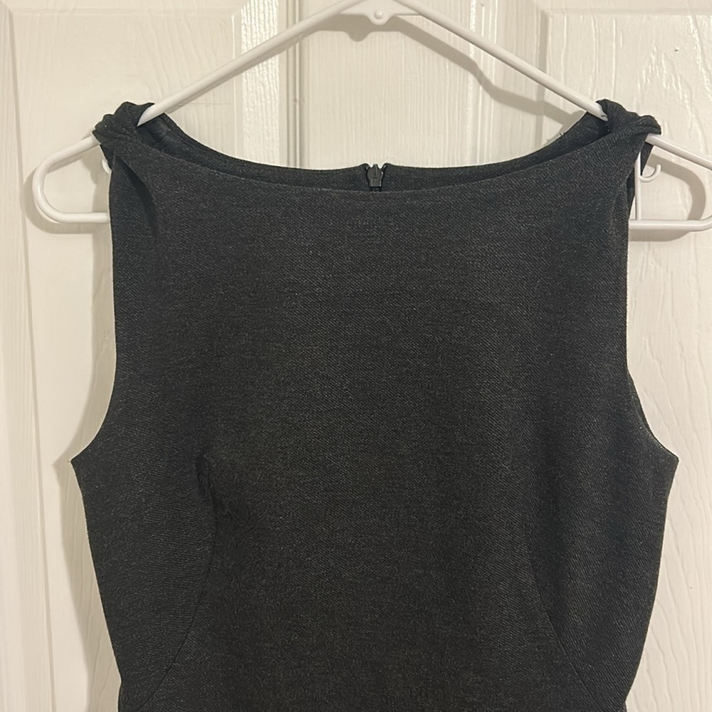MM Lafleur The Lydia Twisted Strap Ponte Sheath
Dress in Charcoal Grey Size 6 - Picture 13 of 13